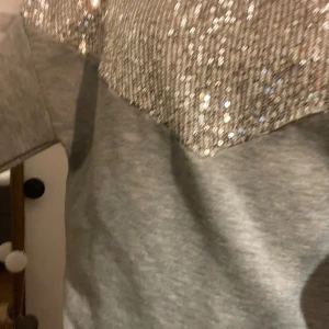 Grå glittrig hoodie  - Ny skick, aldrig andvänd Storlek: 152
