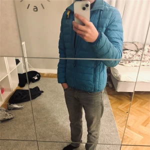 Parajumpers jacka - Perfekt jacka nu för vintern. Jackan är köpt för 5000 mitt pris är 1200 kan gå ner i snabb affär, säljer pga att den inte kommer till användning men är helt felfri skick 8/10 skulle påstå ett tecken av användning vid under bröstet då tråd saknas men gör enkelt att fixa med lite tråd.