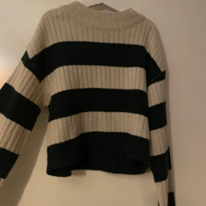 Grön, beige randig tröja - Bra skick Från:HM Storlek:146/152