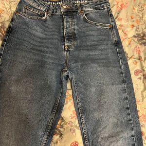 Jeans ifrån bikbok - Säljer dessa super fina jeans ifrån bikbok i modellen Boot Flare, använd fåtal gånger som nya! I storleken 29/32.