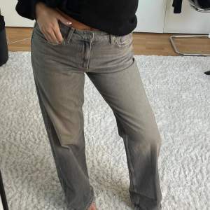 Grå/blå jeans från zara i mid Waist wide modell, inga defekter och denna färgen säljs inte längre 