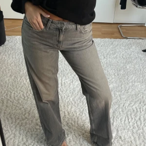 Mid rise wide leg zara - Grå/blå jeans från zara i mid Waist wide modell, inga defekter och denna färgen säljs inte längre 