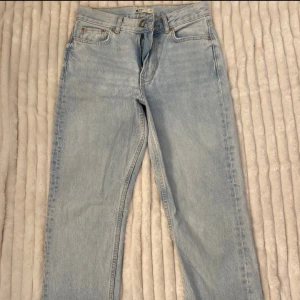 Jean - Högmidjade straight jeans från Gina, aldrig använt, försökte få dem sitta bra på mig så testade klippa lite nere vid benen, ser ej fel ut men inte min stil!
