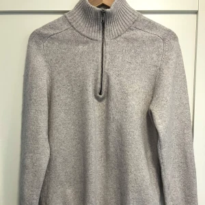 Stickad tröja, st S - Varm tröja i ok skick från Kapp Ahl, st S.   Köparen betalar frakt. 