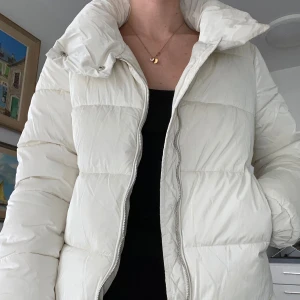 Vit jacka - Vit vinterjacka från stradivarius i storlek S! Som ny 🥰