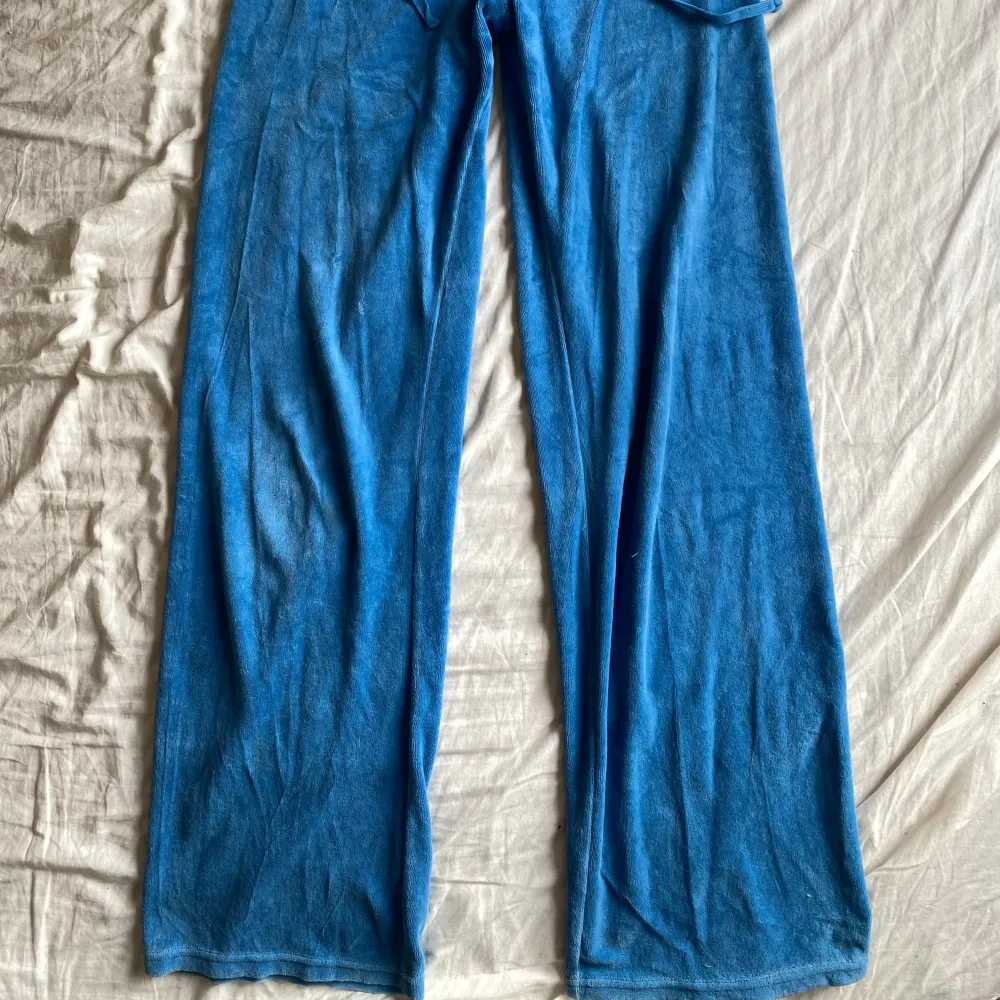 Vintage Juicy couture set, fint skick men muddarna på koftans ärmar är slitna, Byxan är stl S och koftan M.. Tröjor & Koftor.