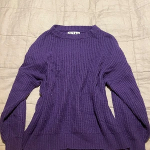 stickad tröja - Väldigt bra skick! Lite liten i storleken annars väldigt bra. 