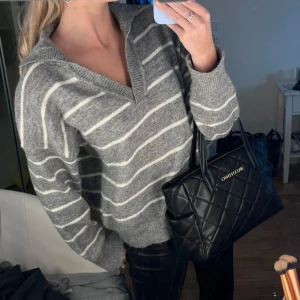 Stickad tröja - Väldigt fin och clean stickad tröja som passar perfekt nu på hösten samt kommande vinter🩶🩶 Den är i nyskick utan deffekter och passar stl XS och S