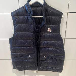 Moncler väst, skriv för fler bilder, sista bilden är qr koden som sitter inuti jackan 