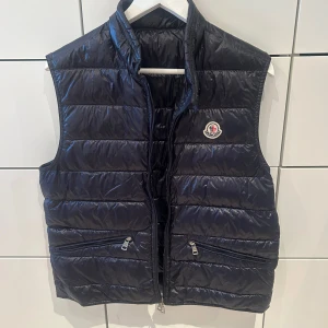 Moncler väst - Moncler väst, skriv för fler bilder, sista bilden är qr koden som sitter inuti jackan 