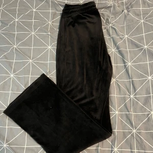 Mjukisbyxor  - Silkeslena mjukisbyxor från Gina tricot. Använd endast ett par gånger. Storlek S i byxorna men passar även till XS. 