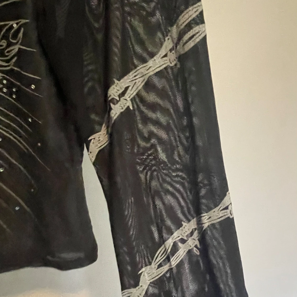 Mesh tröja med tryck och rhinestones - 91