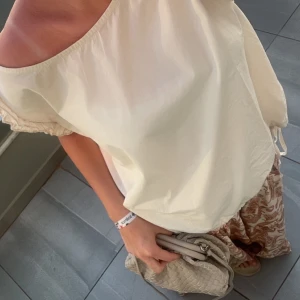 Volang topp - Super fin topp med volanger på axlarna, använt 1 gång. Köpt för 900kr i Grekland, pga högkvalitativ. Hör gärna av er vid frågor💞💞