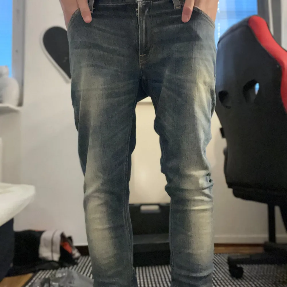 Säljer ett par snygga blå jeans från Nudie Jeans i modellen Skinny Lin. De är i en slim fit  och har en cool tvätt som ger dem en schysst look.. Jeans & Byxor.