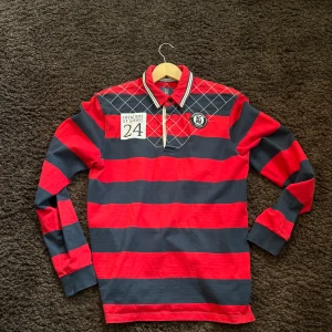 Fronteirs of QUBEC - Säljer denna feta piké tröja me långa armar. Skriv om ni har några funderingar💯