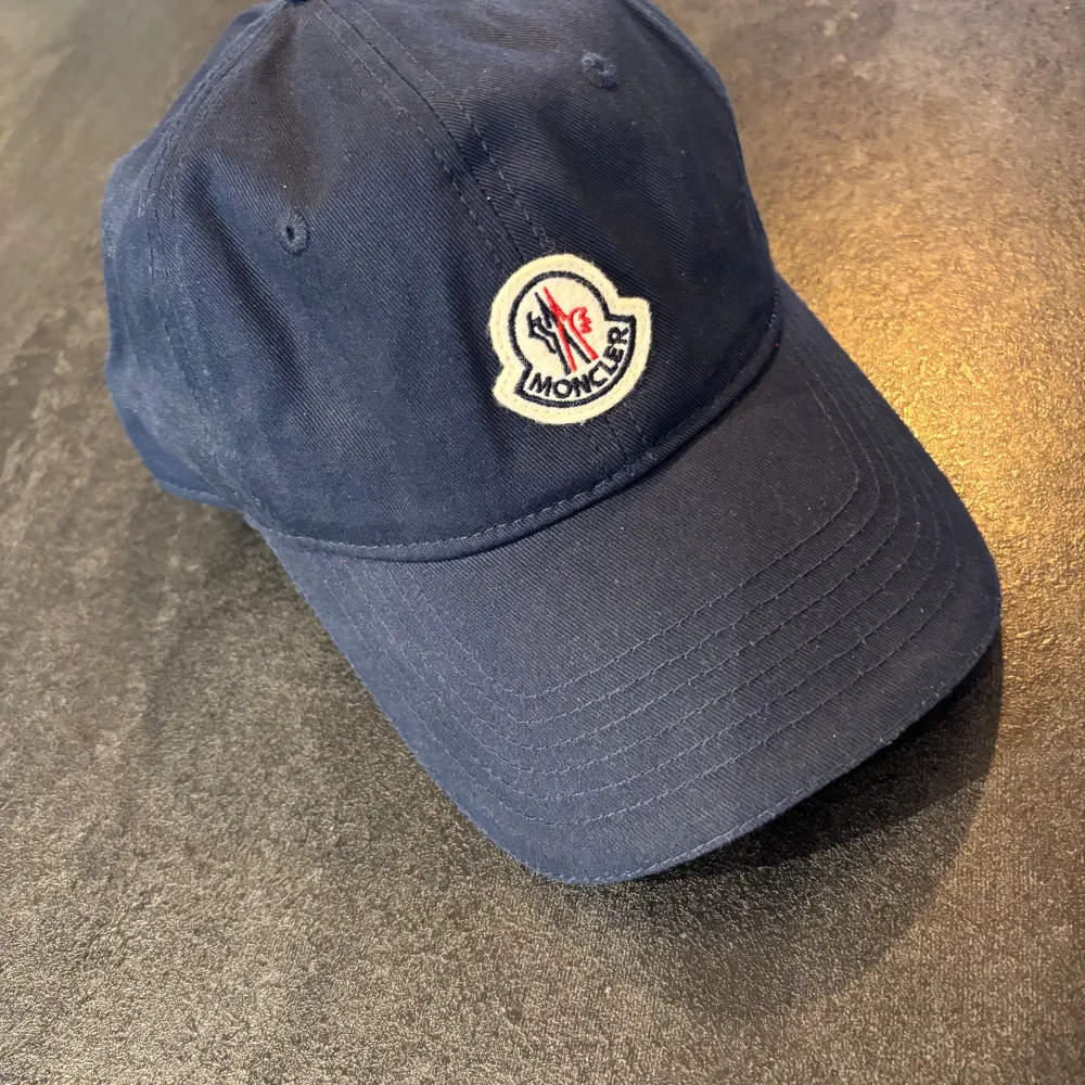 Helt ny Moncler Keps i färgen Navy. Obs R.3e.p.s så ni vet. Går att scanna . Accessoarer.