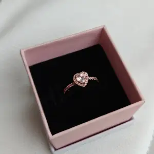 NY Pandora ring i rose guld  Storlek 1.7 cm (se bild)  Er ej använd, då den passade inte. Butikspris 1199 kr - nu 550 kr