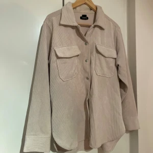 Beige Manchester Jacka - Jättefin Manchester jacka i beige! Oanvänd, stor i storleken så närmare S/M