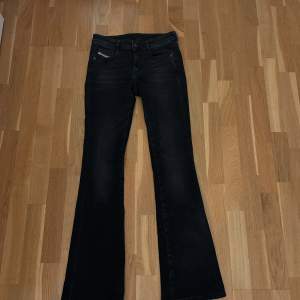 Ett par jätte snygga jeans ifrån diesel i svart. De är i storlek 25/32 och är i jätte skick. 