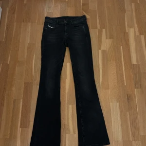 Svarta Bootcut Jeans Diesel  - Ett par jätte snygga jeans ifrån diesel i svart. De är i storlek 25/32 och är i jätte skick. 