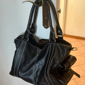 Väska - Fin svart väska med justeringsbara remmar🌸(några defekter) Kontakta vid frågor 💌