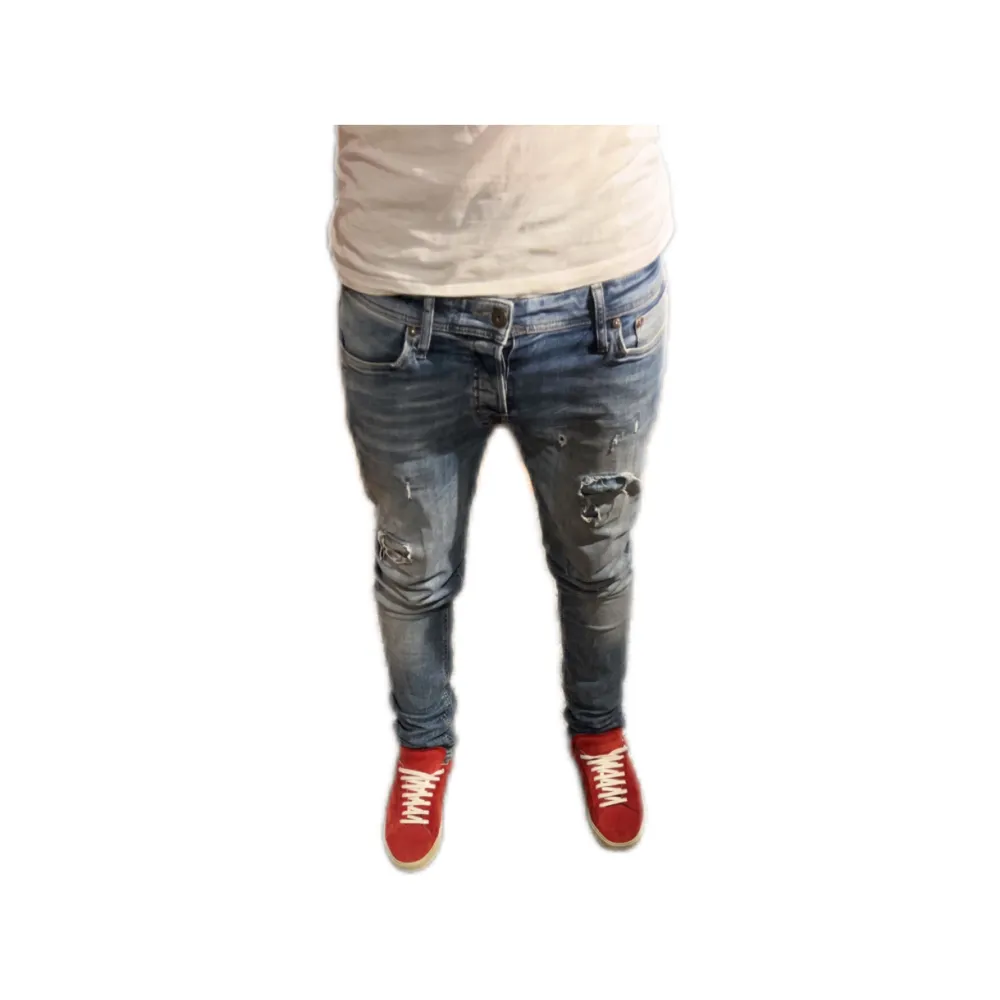 Tjena! Säljer dessa sjukt snygga Jack and Jones jeansen i storlek 31/32. Dom är modell Glenn, alltså slim. Använda men fina // Skick: 8/10. Modellen är 180cm & 70kg. Jeans & Byxor.