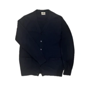 Euidio tucci kashmir cardigan - - Mörkblå Euidio Tucci kashmir cardigan - Skick 9/10 använd typ 3 gånger - Storlek 3 (S-M) - Tags medföljer - 100% äkta