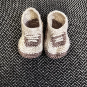 Stickade skor baby - Säljer tossor/skor som jag stickat själv! (Skicka meddelande om du önskar samma eller likadan men i andra färger, +storlek)