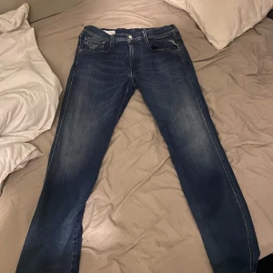 Replay anbass hyperflex - Tja! Säljer ett par snygga blå jeans från Replay, modell Anbass hyperflex. Jeansen är i gott skick och använda 3-5 gånger.