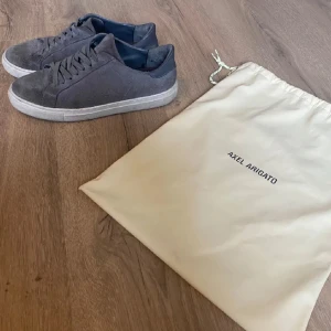 Axel Arigato clean 90 skor - Ett par Arigatos i suede material. De är använda och som man kan se på bild 4 så är sulan inuti sliten men det är bara att ta en extra sula om det skulle vara bekymmer. Nypris 2500 och priset är ej hugget i Sten!