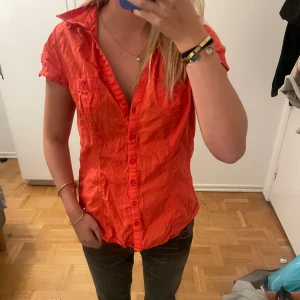 Röd T-shirt skjorta - Såå snygg!!