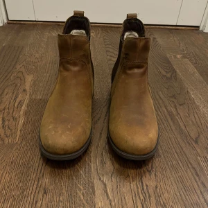 Stövletter från UGG - Bruna/beige stövletter från UGG i storlek 38, men de är rätt små i storleken så har du 37 så funkar de också bra. De är fodrade och sköna för vintern. De är i bra skick. 
