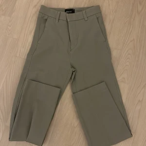 Gröna kostymbyxor  - Jättefina gröna kostymbyxor från Gina storlek 32, använda 1 gång 