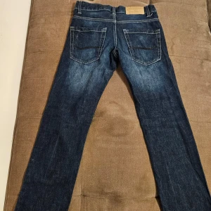 Jeans herr - Riktigt feta Jeans använd fåtal gånger skick 8/10 jeansen är för 158cm längd justerbara band i midjan så der är inte nån exakt storlek i midjan skulle säga runt 26w pris kan diskuteras vid snabb affär