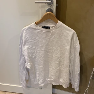 Vit tröja från ASOS DESIGN - Säljer en stilren vit tröja från ASOS DESIGN i storlek XS. Tröjan är perfekt för en avslappnad look och har en normal passform med långa ärmar. Materialet känns mjukt och bekvämt, perfekt för både vår och höst. Passar till det mesta i garderoben!