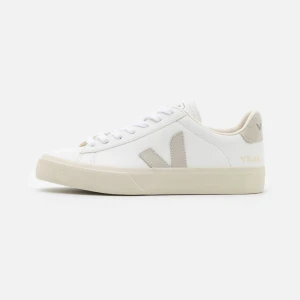 Vita sneakers från Veja - Säljer mina jättefina skor från veja, inga defekter då jag knappt använt dom💓 Som nya