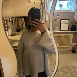 Beige stickad tröja - Säljer en supermysig beige stickad tröja från GinaTricot. Den är perfekt för kyliga dagar med sin lösa passform och långa ärmar. Perfekt för höst och vinter! Den är i storlek L men är absolut inte så stor, jag är normalt en S 🥰