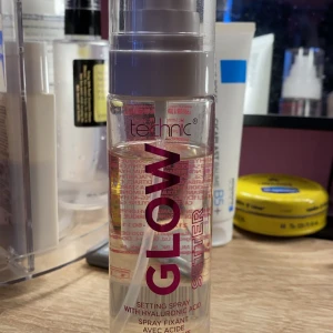 Glow Setter Setting Spray från Technic - En setting spray med hyaluronsyra från Technic som ger ett fint glow. Perfekt för att hålla sminket på plats hela dagen och ge huden en fräsch lyster. ( nästan full) 100ml