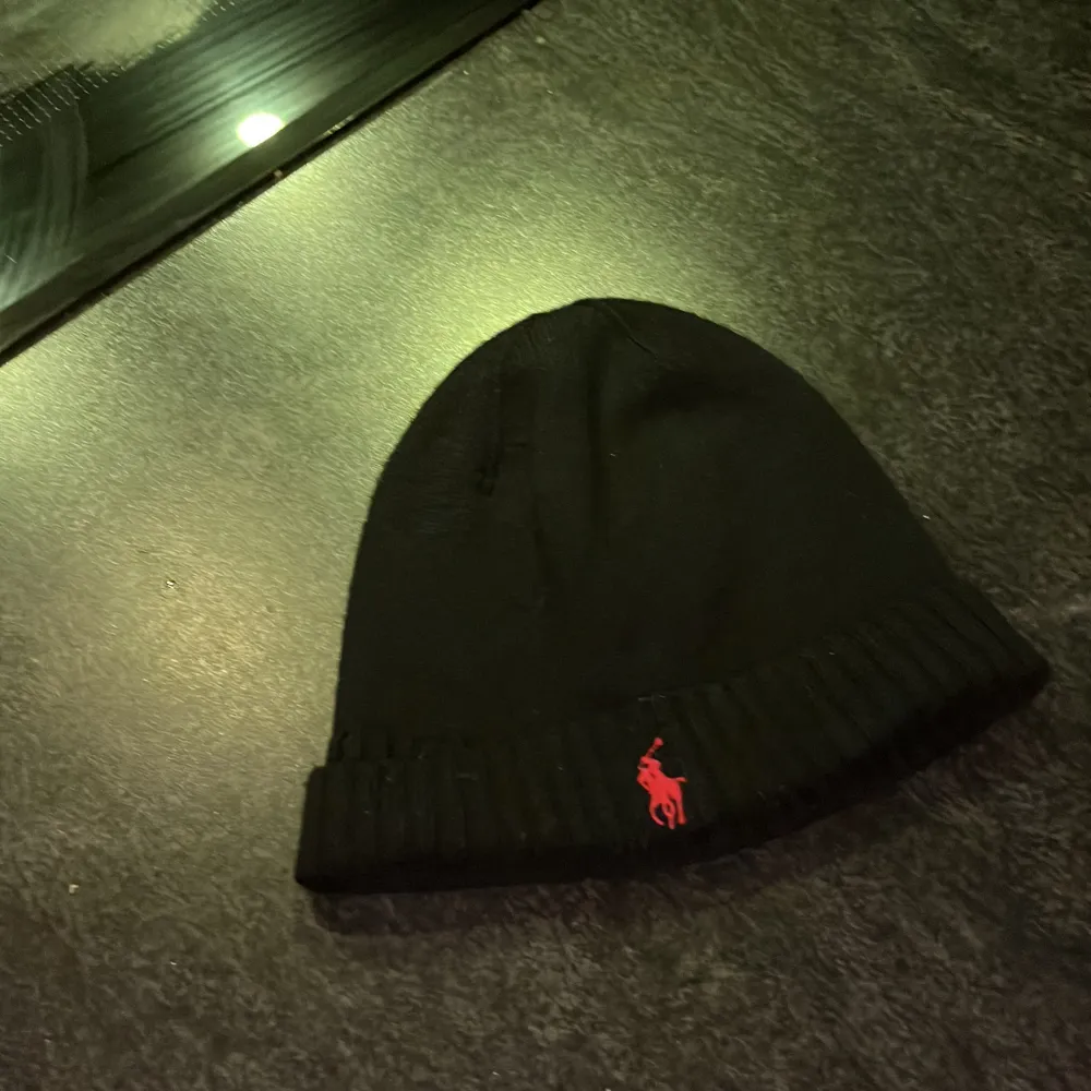 Stickad Ralph lauren mössa . Pris diskuteras. Asusteet.