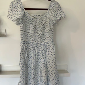 Klänning med smock  - Storlek 158 men använde som xxs/xs. Vit och blåblommig klänning 