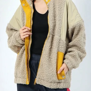 Beige teddyjacka med gula detaljer - Supermysig beige teddyjacka från Adidas med snygga gula detaljer. Jackan har dragkedja och knappar framtill, samt långa ärmar med texten 'THREE STRIPES' broderad på baksidan. Perfekt för höst och vår när du vill hålla dig varm och stilren. Oversized 