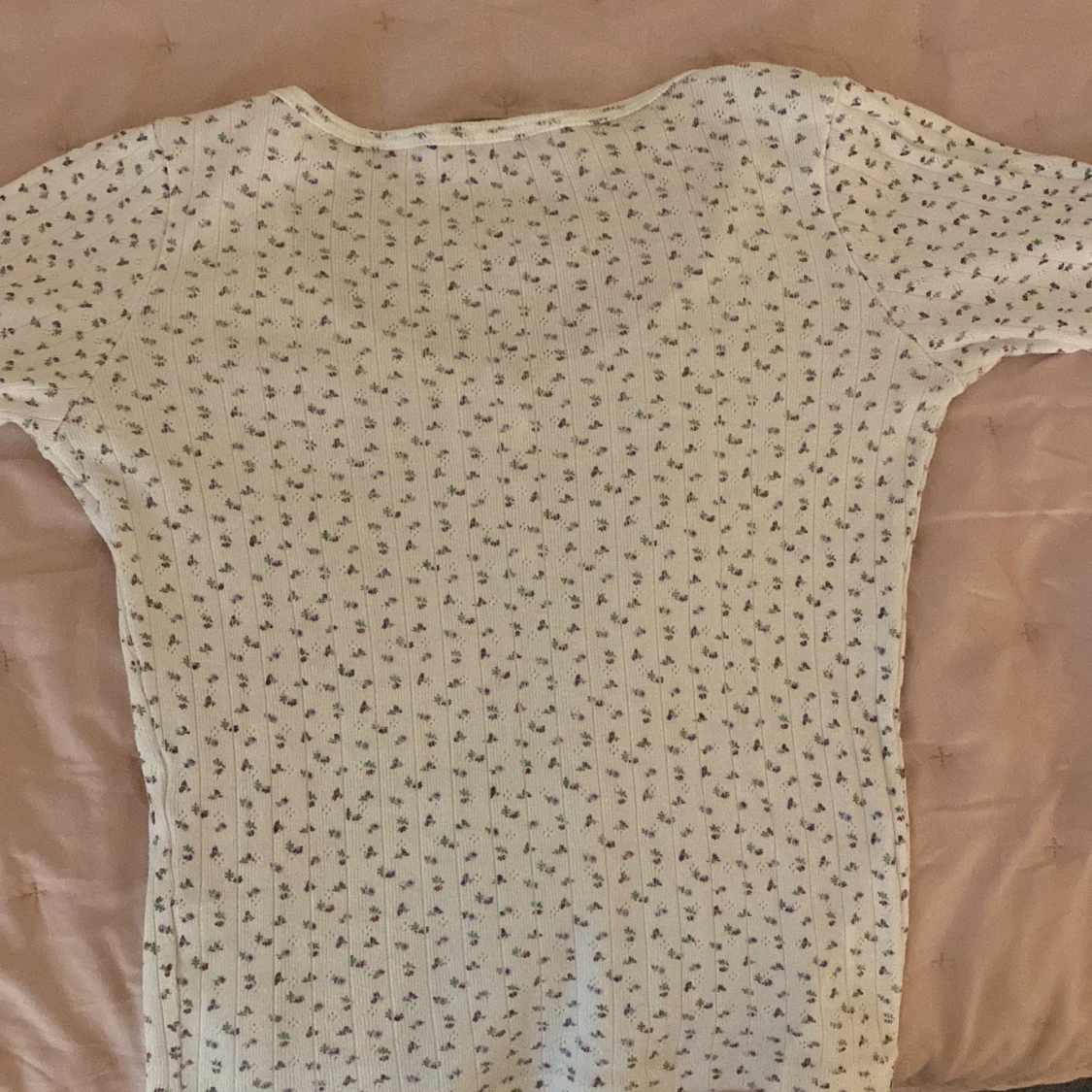 Vit blommig topp från Brandy Melville - 47