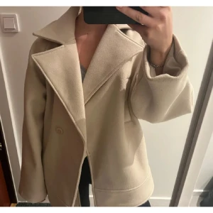 Nakd kort kappa  - Så snygg kort kappa från nakd, använd fåtal gnr! 💕💕jätte bra skicka 