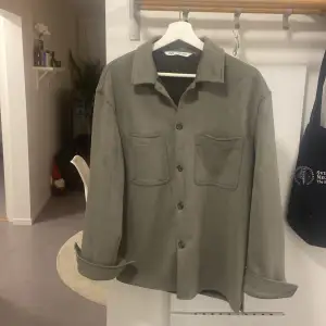 Skitsnygg grön mocca overshirt från zara 10/10 skick  Stl S men passar absolut M