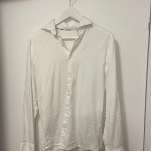 Vit Skjorta - Vit skjorta 10/10 skick stl S/M