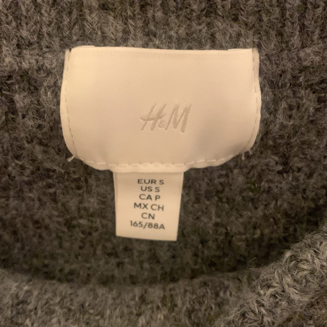 Stickad off-shoulder tröja - 92