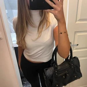 Polo t-shirt/topp - Fin ribbad polo T-shirt/topp från Zara i stl M, bra skick💕