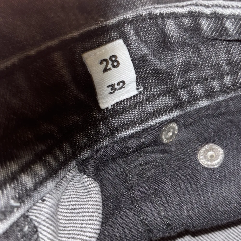 Säljer ett par svarta jack n Jones jeans i okej skick och ganska använda i storlek W28 L32. Jeans & Byxor.