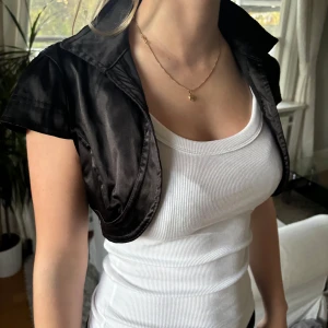 Bolero - Bolero i sååå snyggt material! Perfekt till en topp😍😍😍