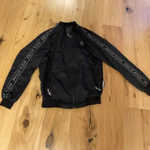 philipp plein - Är i storlek L tkr den är lite för stor för mig, Finns ett hål utanför de på bild syns typ inte när man har på sig den sen finns de ett inne vid innerfickan men annars ska den va bra 